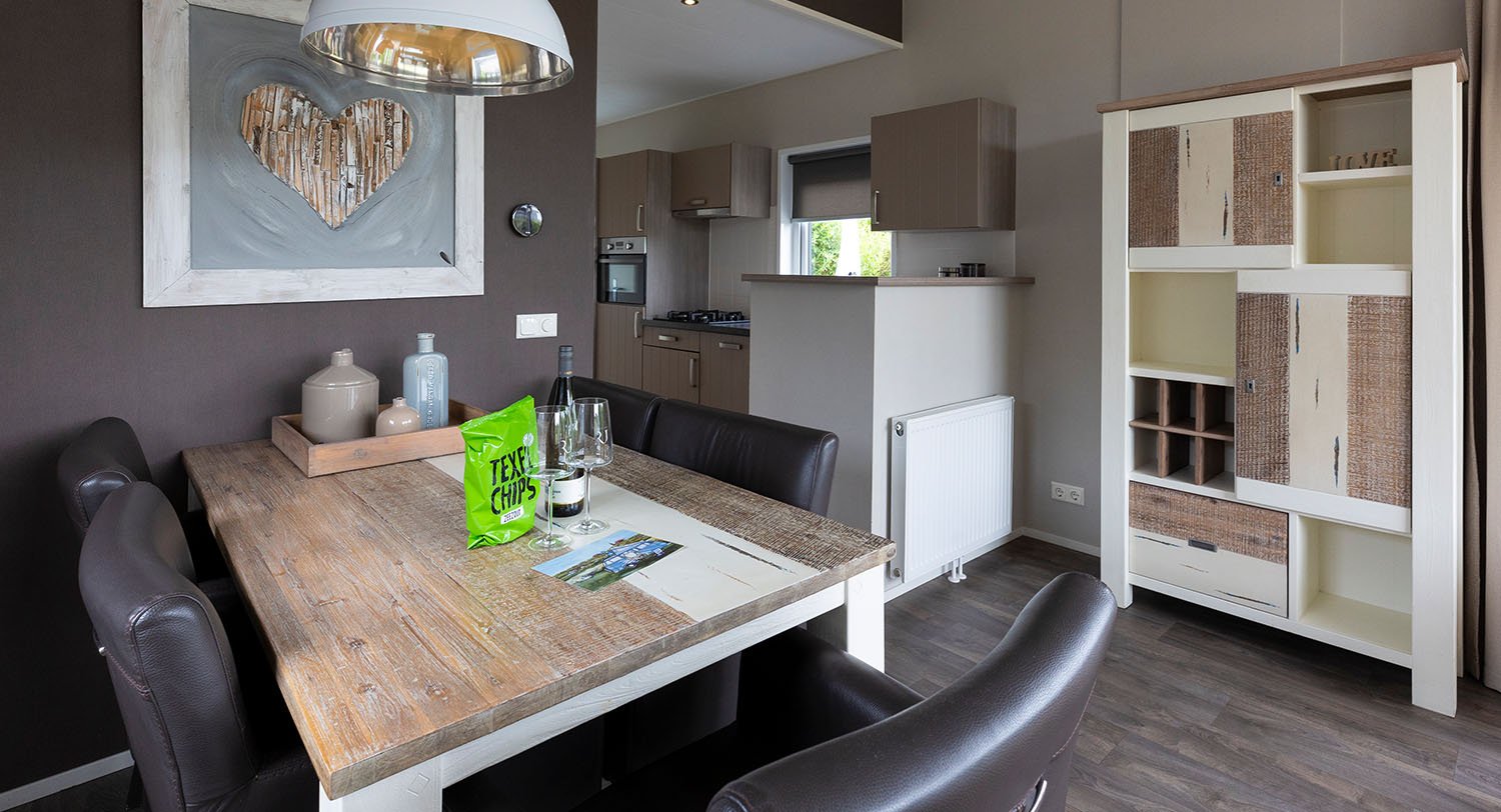 Chalet-15-eettafel-robbenjager-texel-2024-Hersteld.jpg