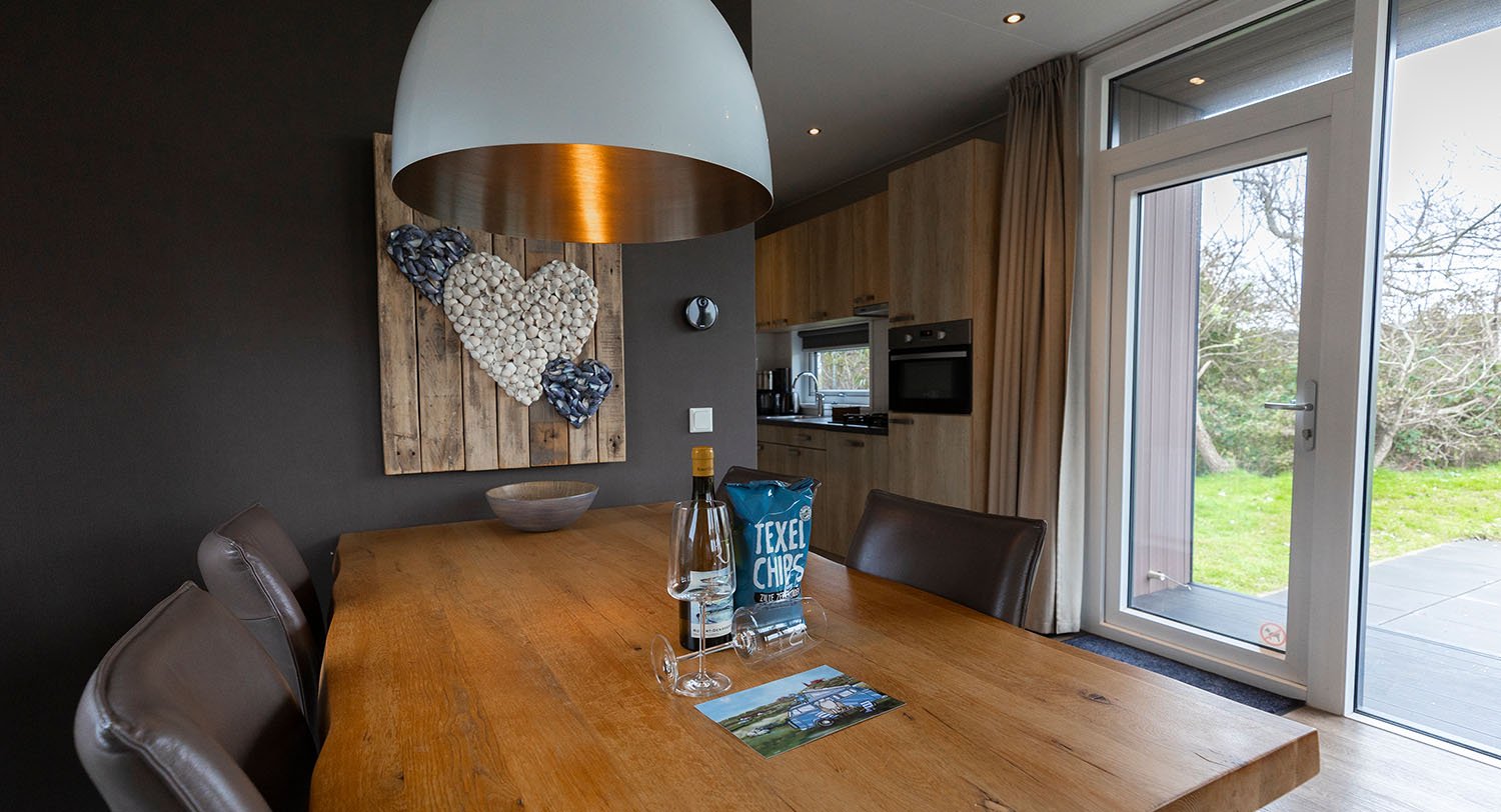 Chalet-33-eettafel-robbenjager-texel-2024.jpg