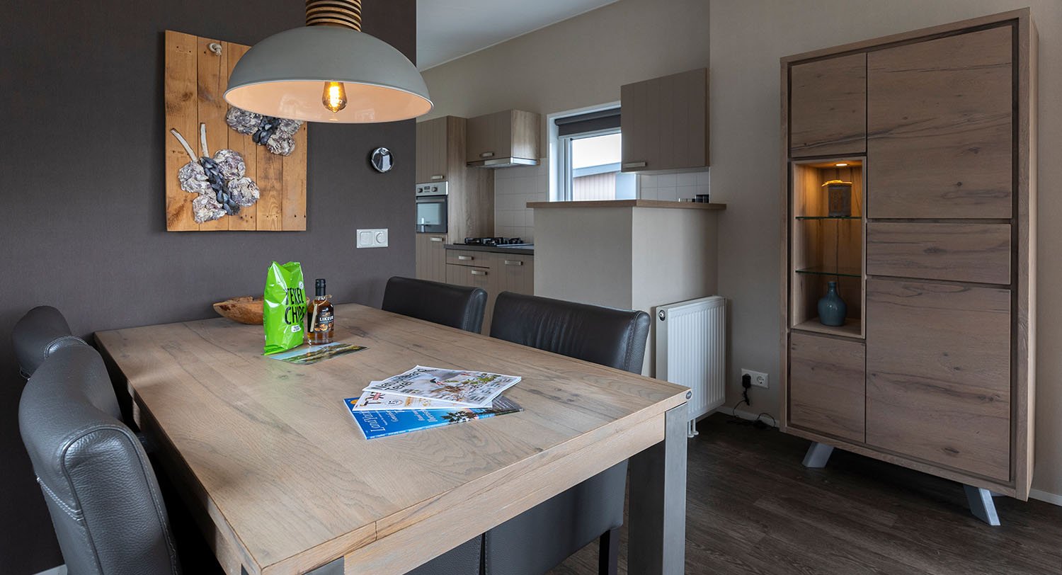 Chalet-06-eettafel-robbenjager-texel-2024.jpg