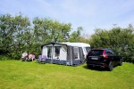 kampeerplaats-met-auto.jpg