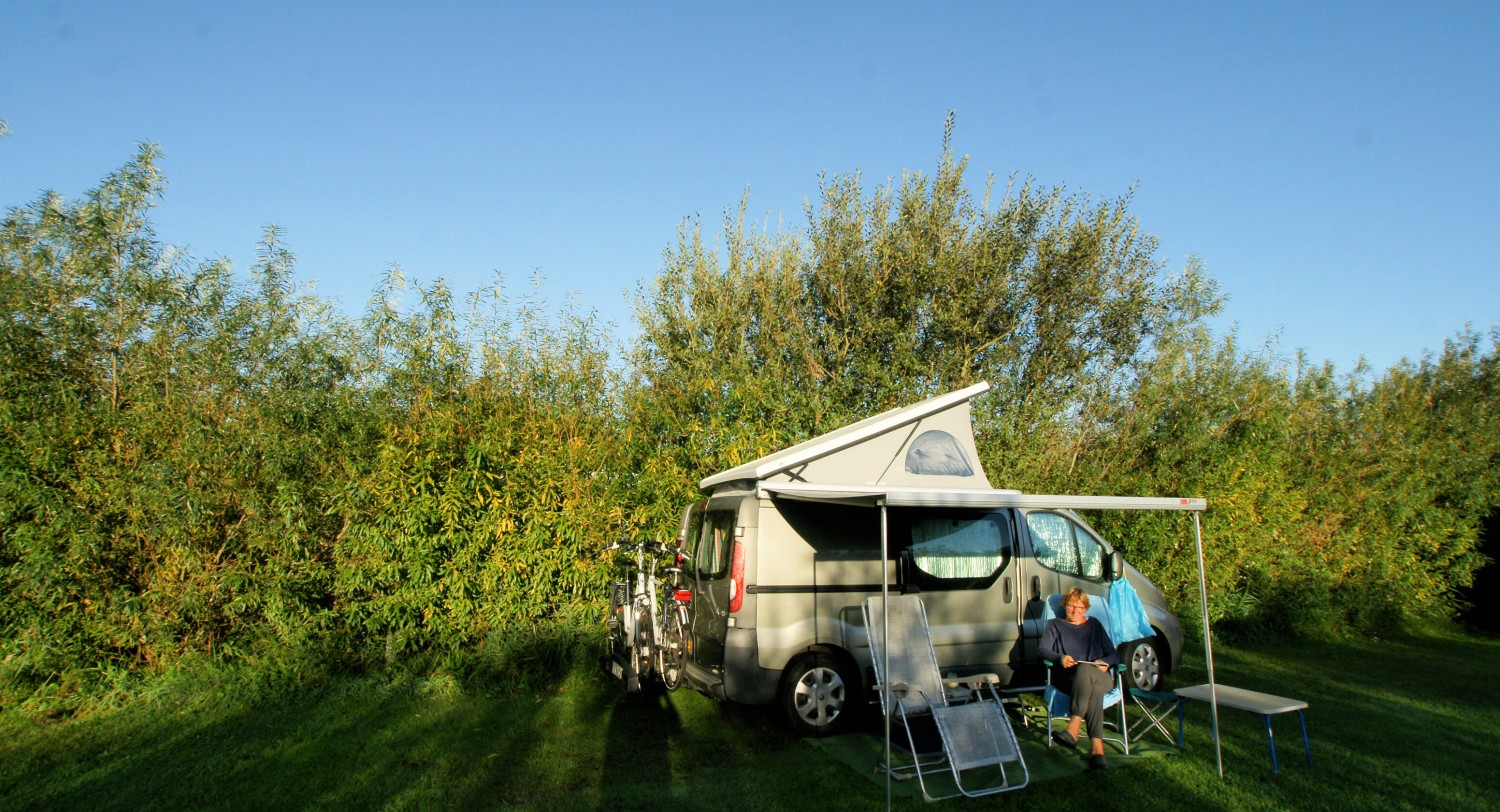 Bus Camperplaatsen op camping De Robbenjager Texel.jpg