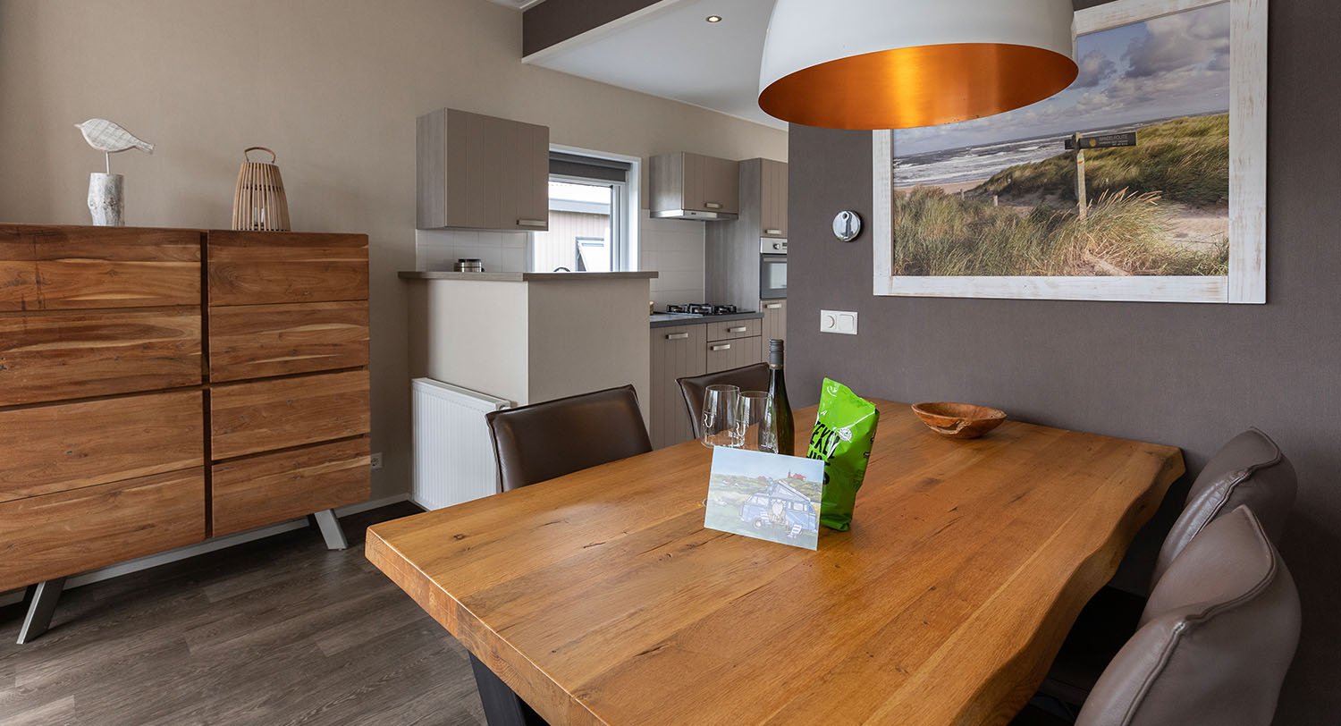 Chalet-09-eettafel-robbenjager-texel-2024.jpg