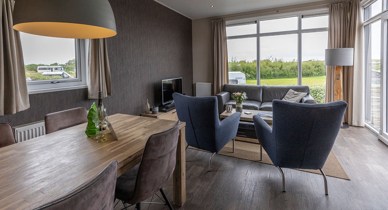 Chalet-13-woonkamer-robbenjager-texel-2024-Hersteld.jpg