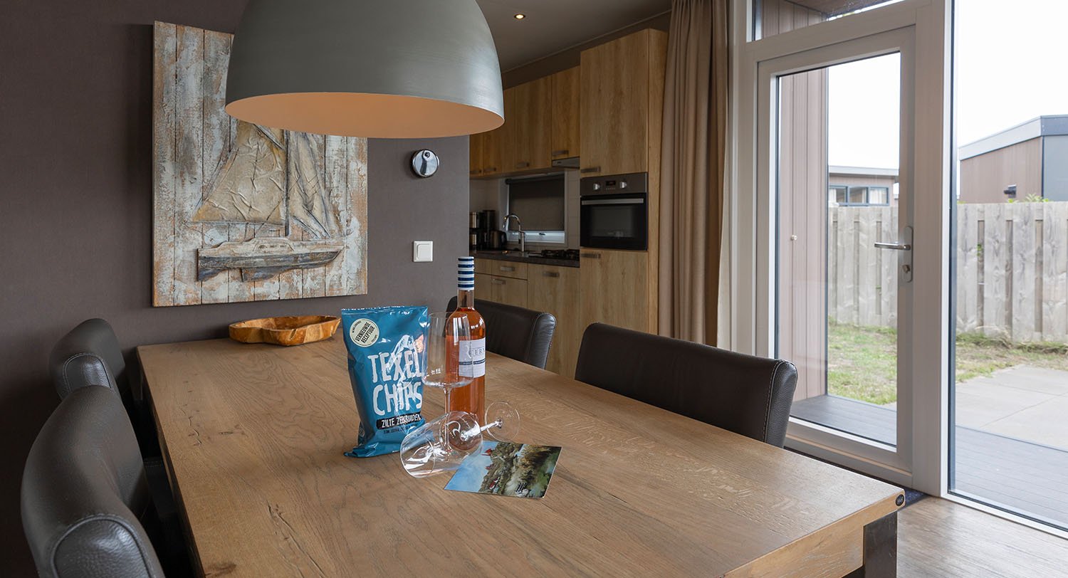Chalet-32-eettafel-robbenjager-texel-2024.jpg