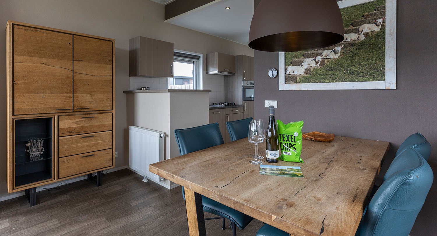 Chalet-12-eettafel-robbenjager-texel-2024-Hersteld.jpg
