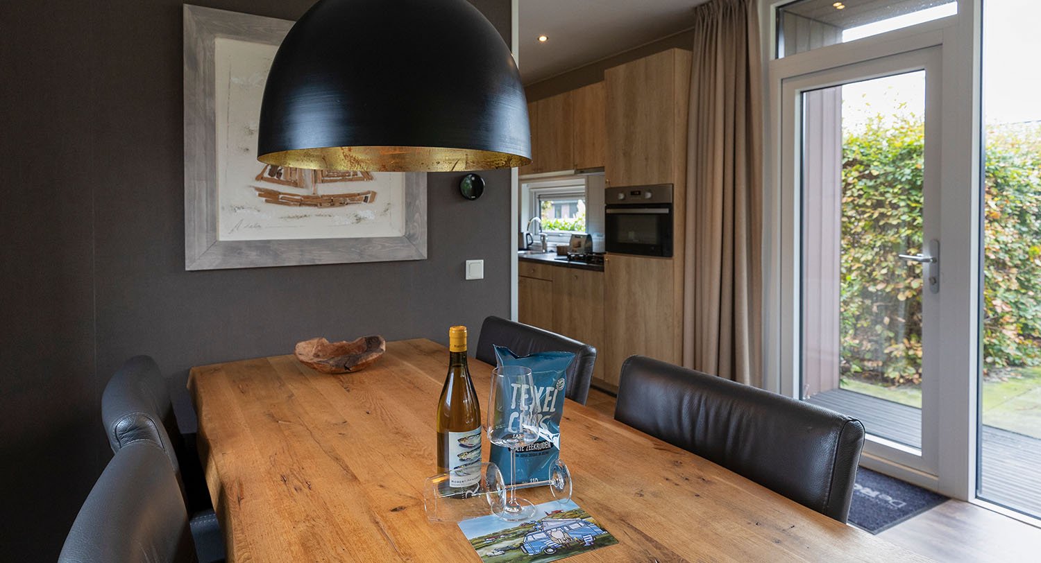 Chalet-28-eettafel-robbenjager-texel-2024.jpg
