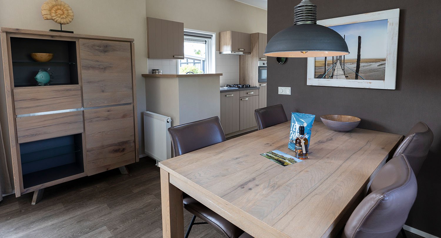 Chalet-23-eettafel-robbenjager-texel-2024.jpg