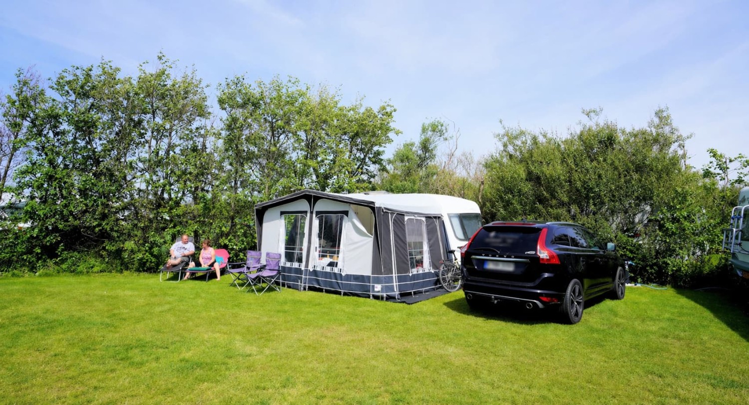 kampeerplaats-met-auto.jpg