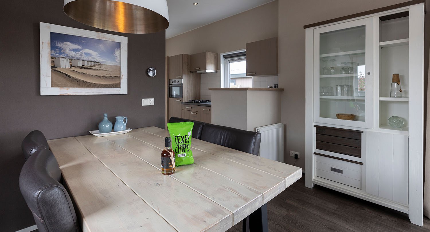 Chalet-05-eettafel-robbenjager-texel-2024.jpg