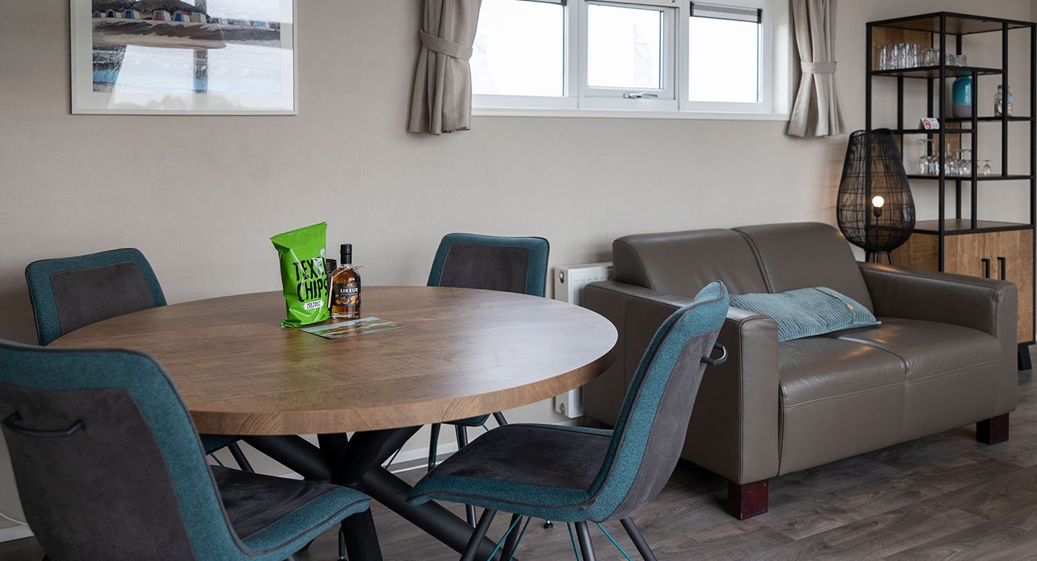 Chalet-01-eettafel-1-robbenjager-texel-2024.jpg