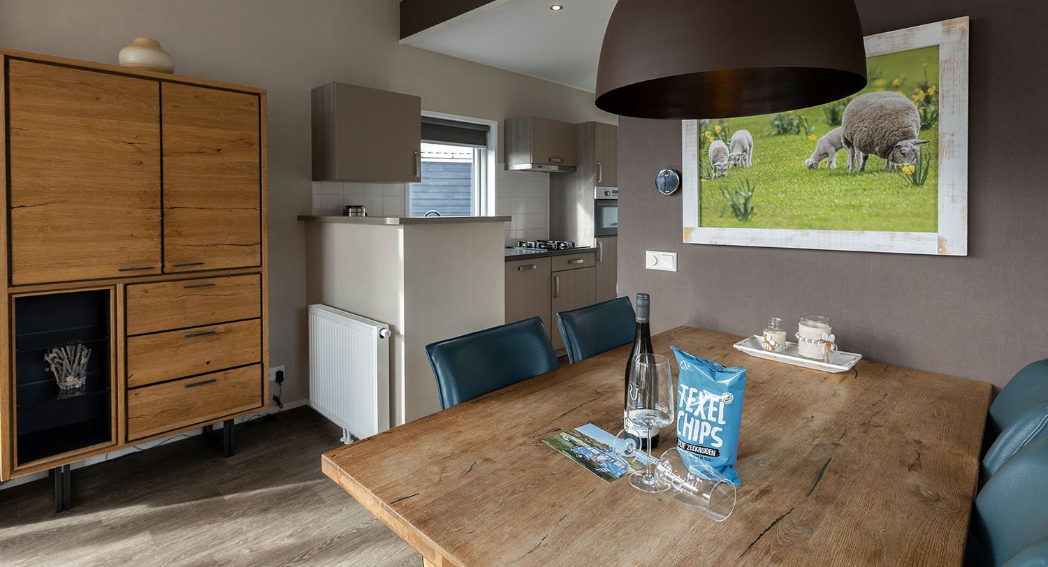 Chalet-08-eettafel-robbenjager-texel-2024.jpg