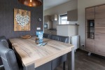 Chalet-04-eettafel-robbenjager-texel-2024.jpg