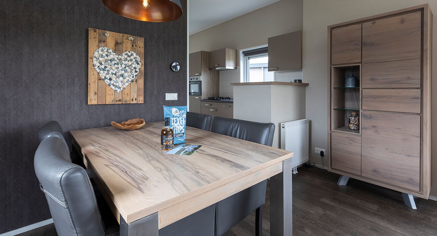 Chalet-04-eettafel-robbenjager-texel-2024.jpg
