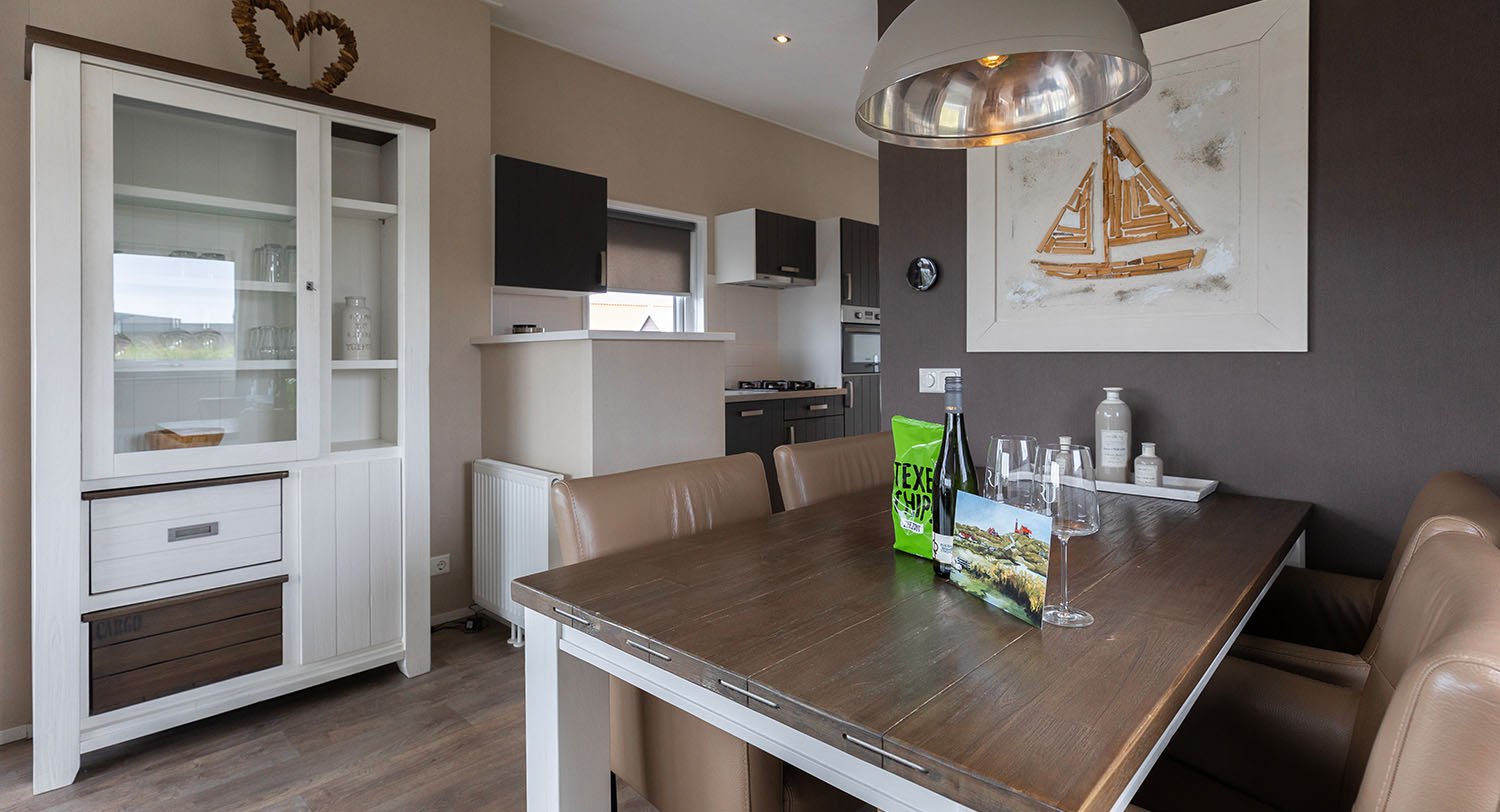Chalet-07-eettafel-robbenjager-texel-2024.jpg